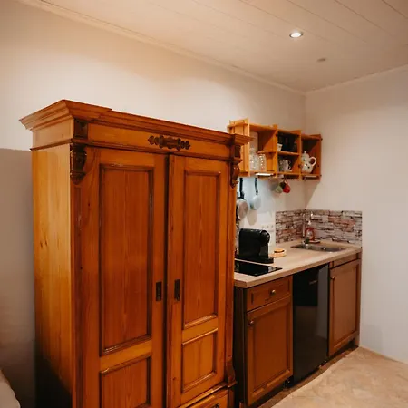 Lägenhet Altes Haeusle Am Waschbach Anno 1625 Und Doppelzimmer Edenkoben
